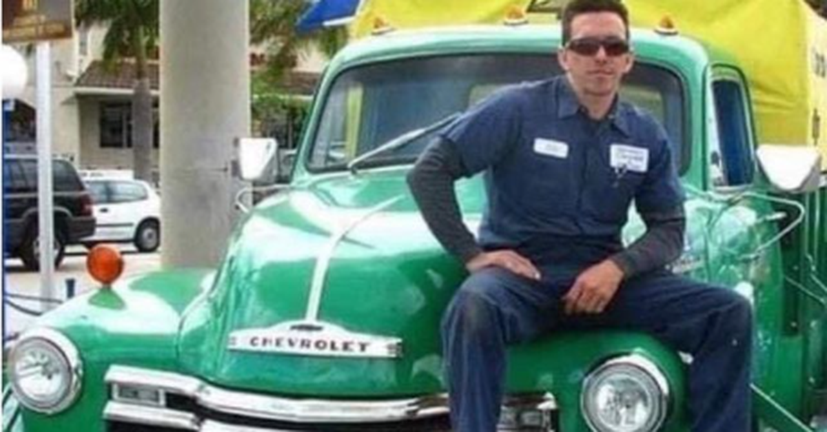 Cạn xăng kéo dài, đường phố Cuba xuất hiện cảnh ‘tương lai’: Vật thể chở người rồi đi băng băng trên nước