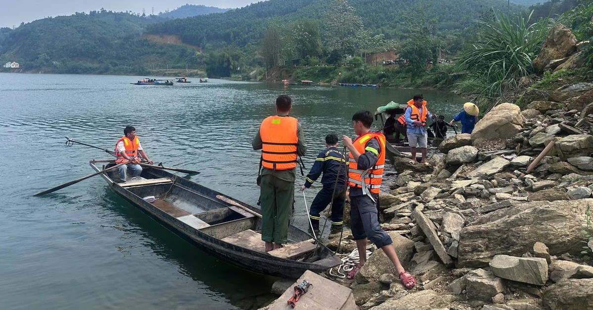 Hiện trường trắng đêm tìm kiếm đôi vợ chồng mất tích giữa lòng hồ thủy điện: Con trai may mắn sống sót