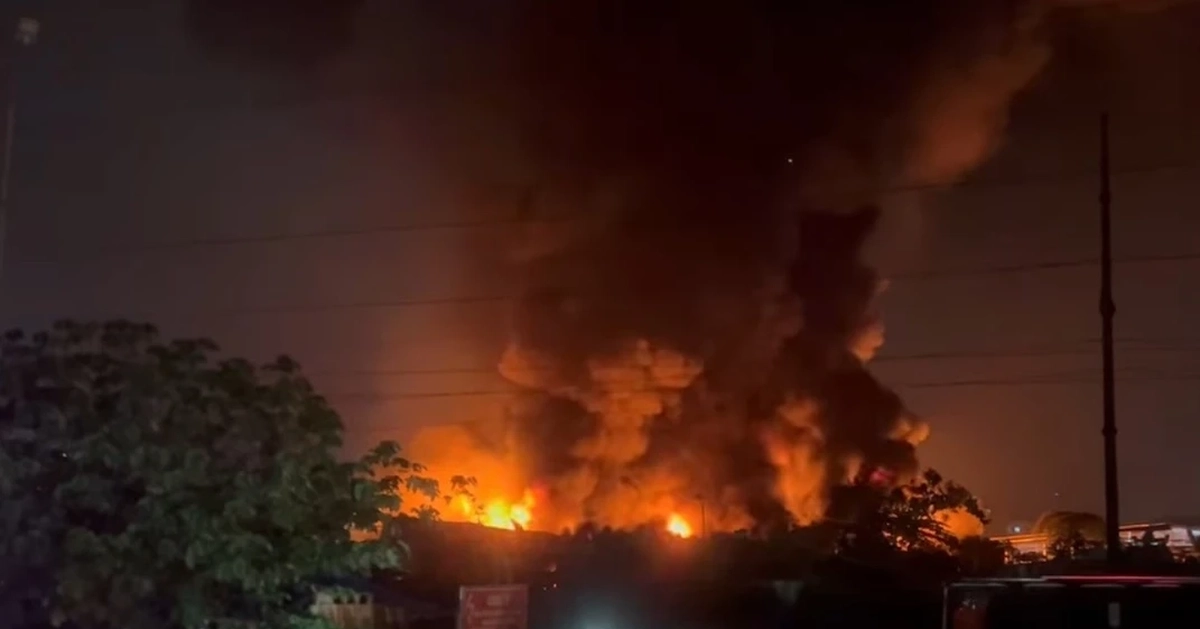 Hà Nội: Xưởng gỗ bốc cháy dữ dội trong đêm, 1 người tử vong