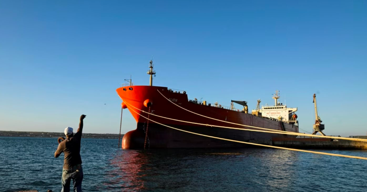 Được Mỹ "bật đèn xanh", tàu chở hơn 700.000 thùng dầu Nga lập tức đi thẳng đến Cuba, báo tin cực vui cho Havana