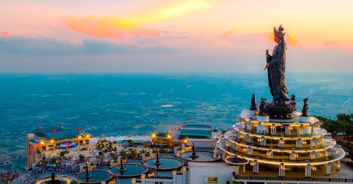 Công trình làm bằng 170 tấn đồng đỏ do chính người Việt tạo tác bằng công nghệ châu Âu, đã vượt Trung Quốc để lập kỷ lục cao nhất châu Á