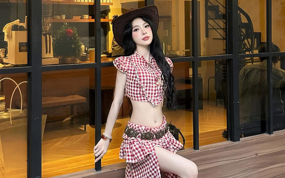 Thánh check-in" cà phê gây sốt khi thả dáng phố biển, visual cực phẩm chấp làm netizen "mất ngủ
