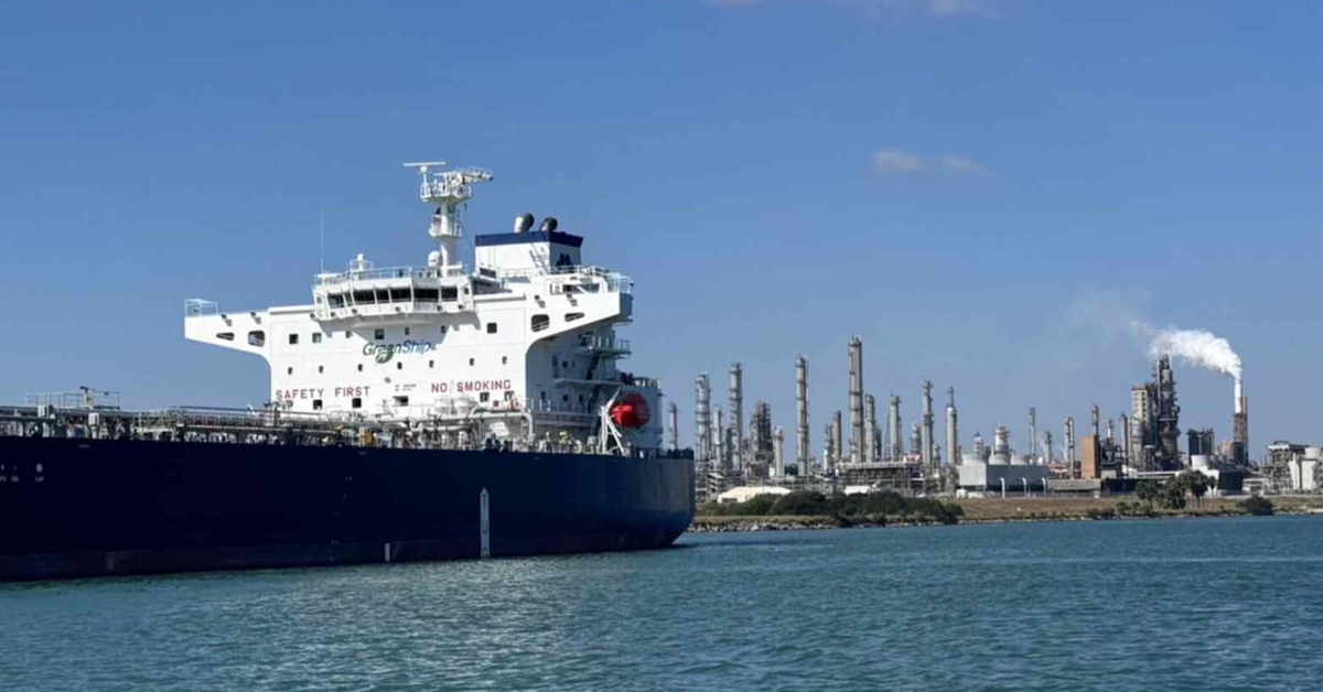 Gần 600.000 thùng dầu thô/ngày, 300.000 tấn LNG chuẩn bị lên tàu tới nước láng giềng Việt Nam, không phải từ Nga hay Trung Đông