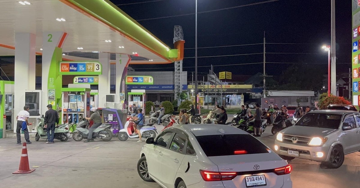 Sau Việt Nam, chính phủ Thái Lan đang xem xét áp dụng một biện pháp mạnh để giảm giá xăng dầu