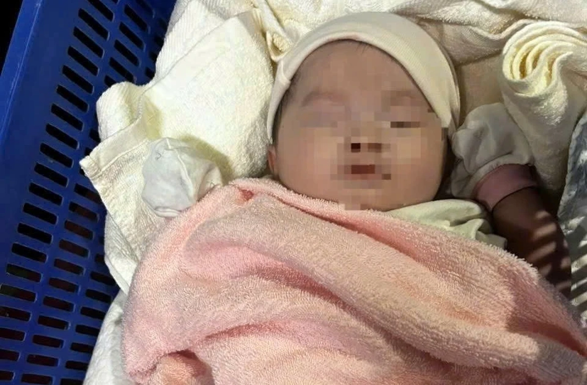 Bé sơ sinh bị bỏ rơi trước cổng nhà dân, kèm thư tay "con là sinh viên, trót dại"