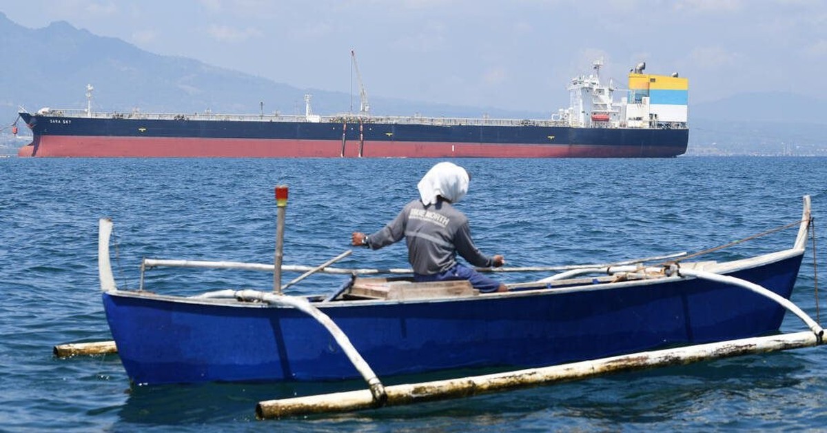 Chỉ còn xăng đủ dùng trong 45 ngày, quốc gia láng giềng Việt Nam lập tức tìm đến "cứu tinh" Nga, nhập khẩu gần 2,5 triệu thùng dầu