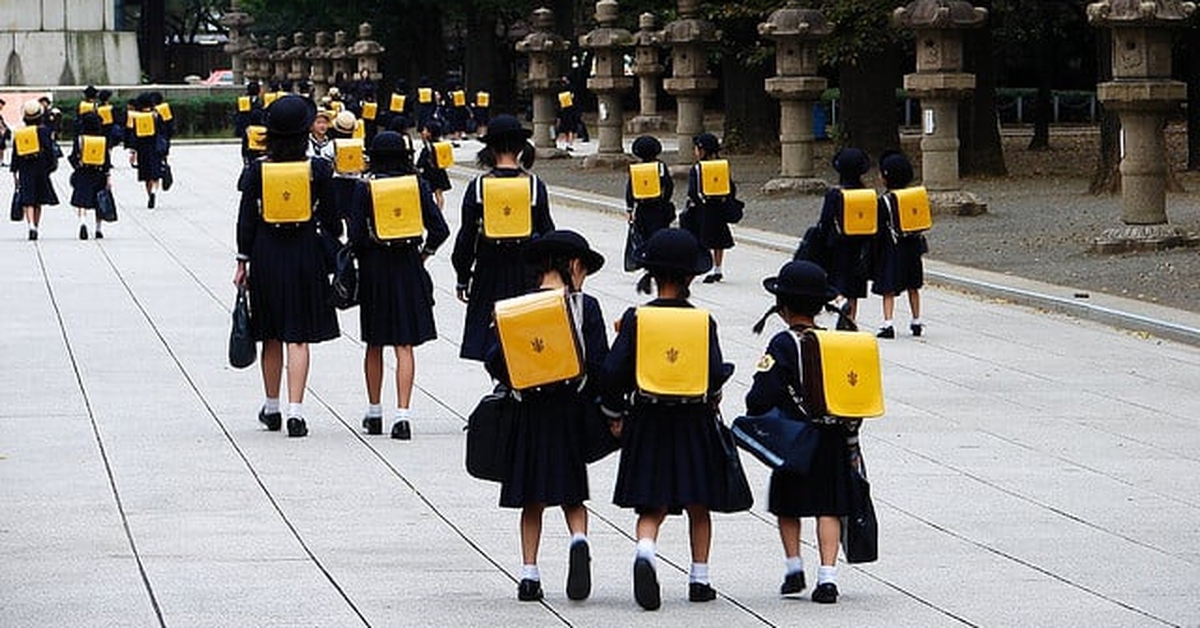 Tại sao phụ huynh Nhật Bản thường để con tự đi bộ đi học thay vì đưa đón?