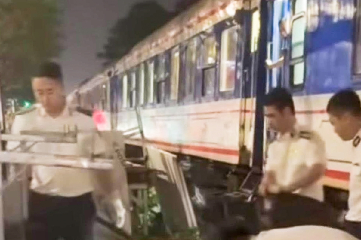 Băng qua đường sắt ở Hà Nội, người đi xe máy bị tàu hoả tông tử vong