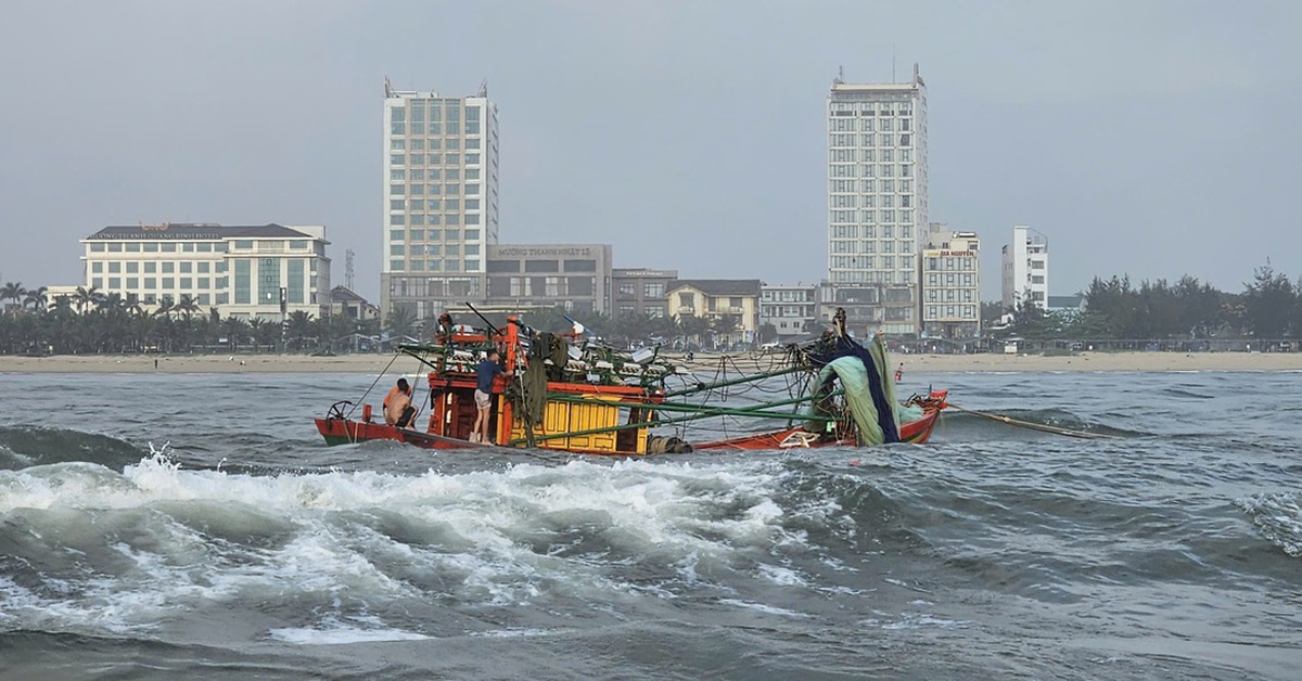 Sóng lớn đánh lật tàu cá chở 5 ngư dân khi đang vào bờ ở Quảng Trị