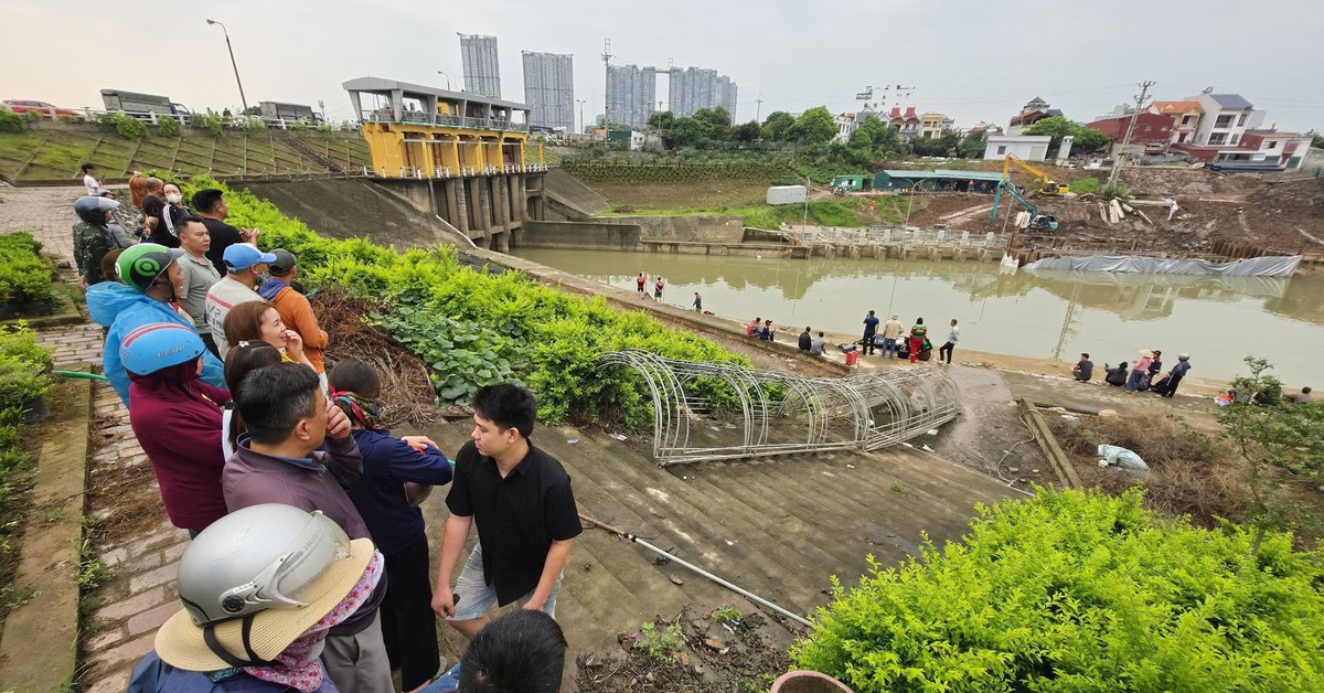 Hiện trường xuyên đêm tìm kiếm 3 mẹ con nghi nhảy sông Hồng ở Hưng Yên