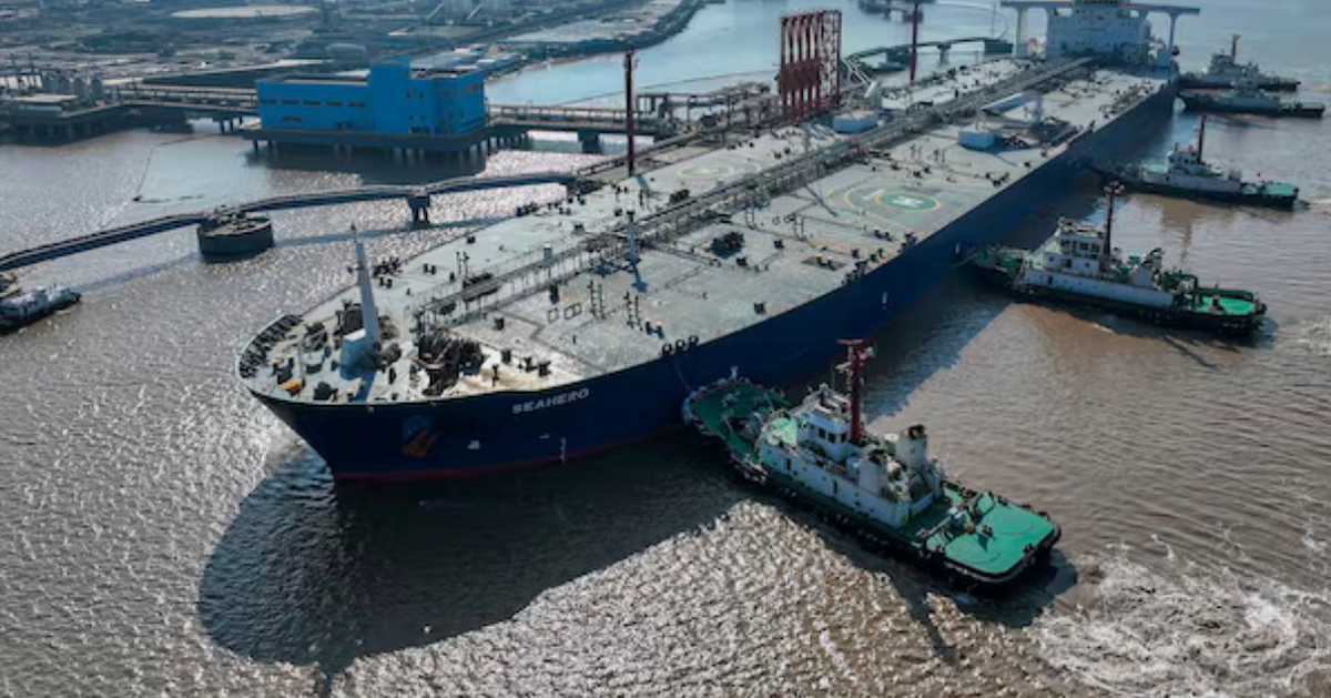 Ban hành lệnh cấm xuất khẩu nhiên liệu, láng giềng Việt Nam vẫn âm thầm bơm 300.000 tấn dầu sang Đông Nam Á, nước ta vừa nhận hơn 100.000 thùng