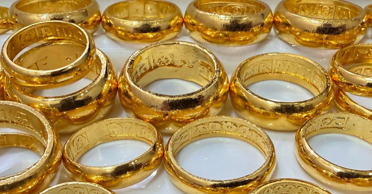 Giá vàng hôm nay 1/4 tăng "dựng đứng", thiết lập đỉnh cao nhất tuần qua, bạc "nóng bỏng tay"