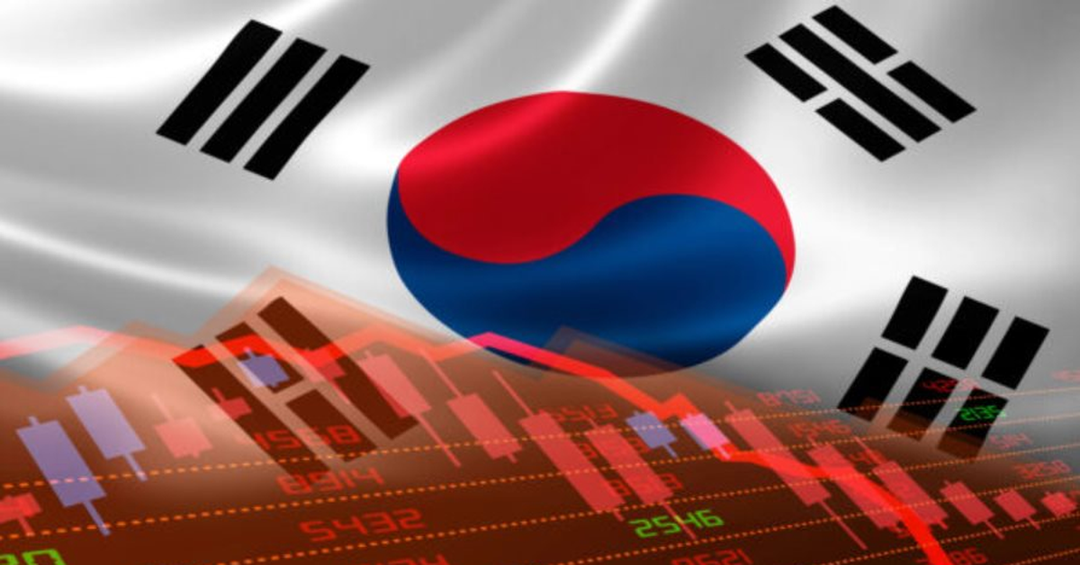 Chứng khoán chạm đáy lịch sử, đồng tiền thấp nhất 17 năm, người dân đổ xô trữ… túi rác: Chuyện gì đang xảy ra với nền kinh tế lớn thứ 4 châu Á?