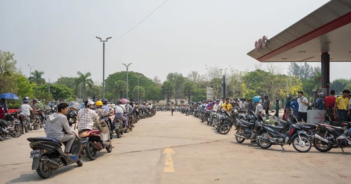 Một quốc gia Đông Nam Á đang vật lộn trong cơn "khát" dầu: Nguồn dầu dự trữ chỉ đủ dùng trong 40 ngày, giá xăng dầu cao ngất ngưởng, tương đương 55 nghìn đồng/lít