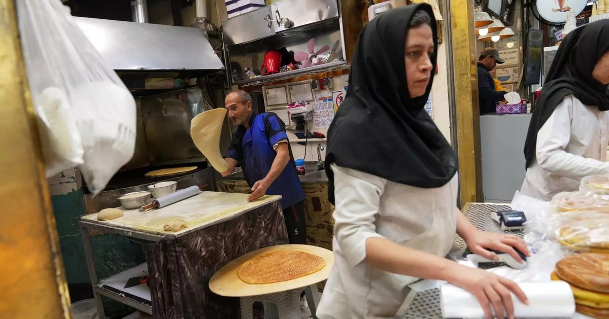 Kinh tế Iran “khó chồng khó” tăng trưởng GDP gần như bằng 0, một viên thuốc giờ lên hơn 3,5 triệu đồng