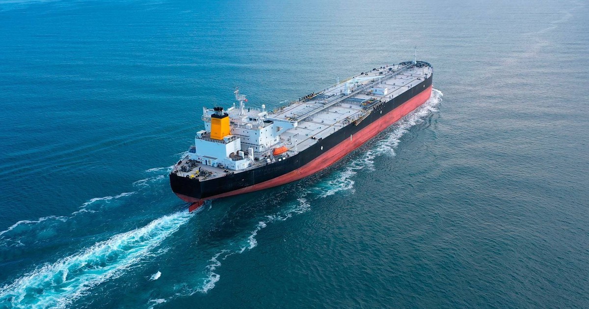 Giữa lúc cả thế giới lên "cơn khát", hơn 1,2 triệu thùng dầu vẫn đang mắc kẹt tại láng giềng Việt Nam, chuyện gì đang xảy ra?