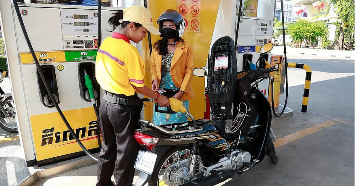 Trong khi láng giềng ban bố tình trạng khẩn cấp vì xăng dầu, Việt Nam gây bất ngờ khiến báo Nga thán phục