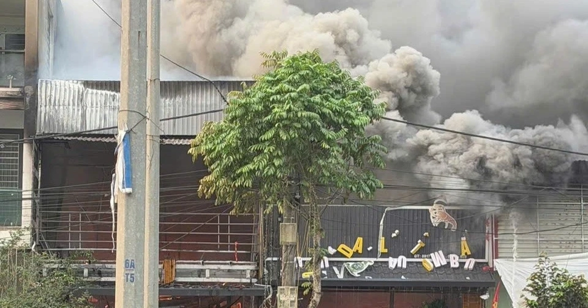 Nhà hàng cháy lớn, lửa lan sang 3 ngôi nhà bên cạnh