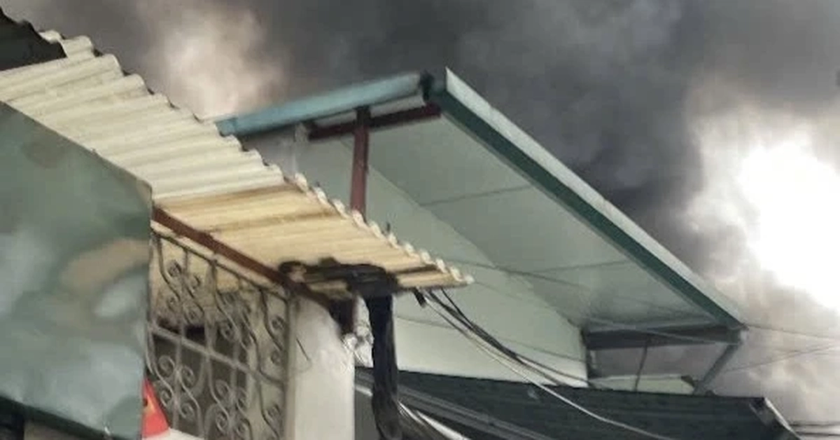 Cháy kho đông lạnh ở Hà Nội, cột khói đen cuồn cuộn