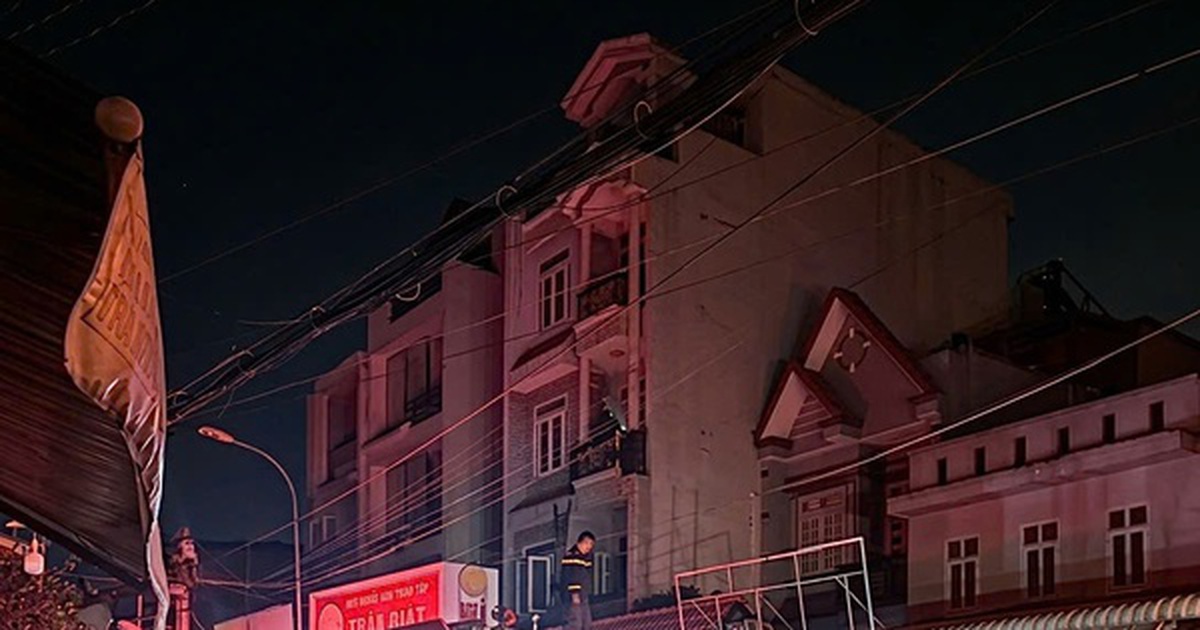 Vụ cháy nhà trọ ở TPHCM: Lính cứu hộ băng mình xuyên qua khói lửa cứu người