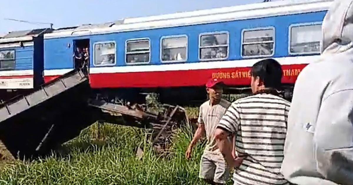Tai nạn nghiêm trọng, chiếc xe băng ngang đường sắt tại lối đi tự mở, 3 người thương vong