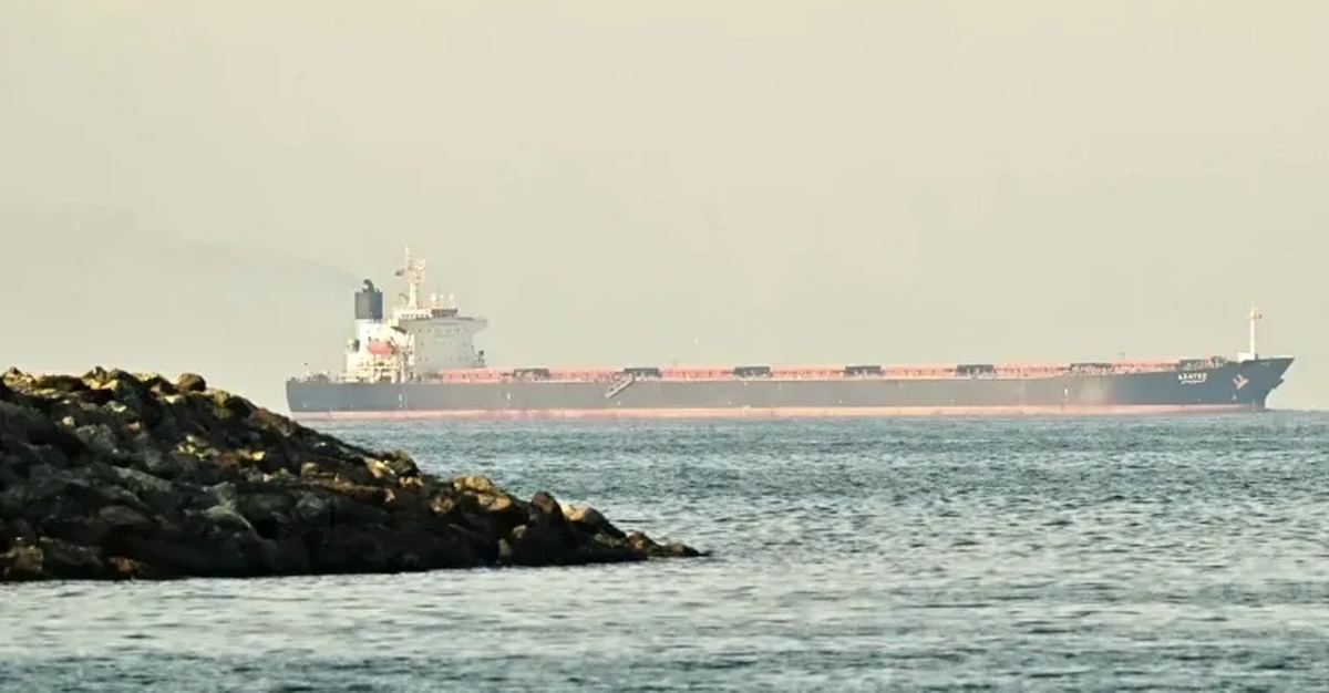 Ba siêu tàu chở dầu đi qua eo biển Hormuz giữa lệnh ngừng bắn mong manh