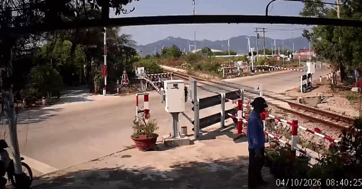 Clip người phụ nữ lao vào rào chắn, ngã trên đường ray khi tàu đang tới: Danh tính và cái kết