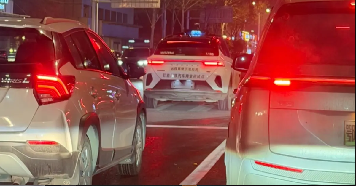 Taxi "chết máy" hàng loạt tại Hà Nội, hành khách hoảng loạn