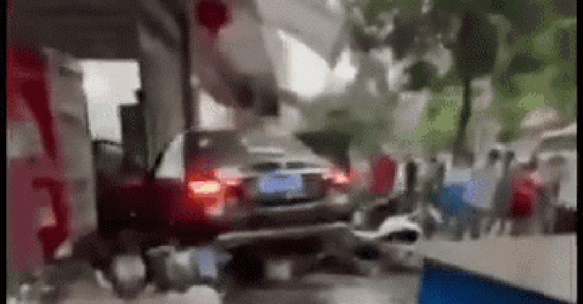 Lấy trộm xe Mercedes gia đình đi thuê, cậu bé 12 tuổi gây tai nạn khiến ít nhất 3 người tử vong