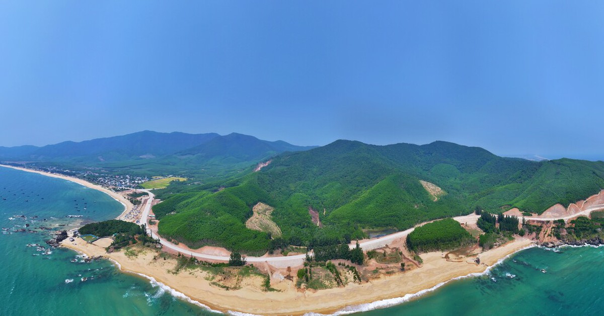 Ngắm cung đường như dải lụa uốn mình từ núi xuống biển tại Gia Lai