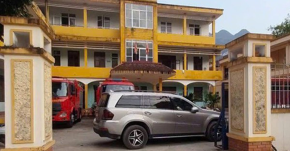 Người đàn ông đỗ xe ô tô chắn ngang cổng Trạm CSGT nhiều giờ