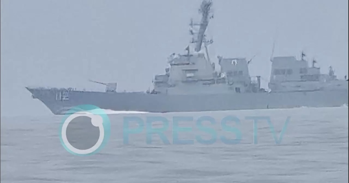 Báo Iran tung video 'tàu Mỹ qua eo biển Hormuz thất bại, suýt bị phá huỷ