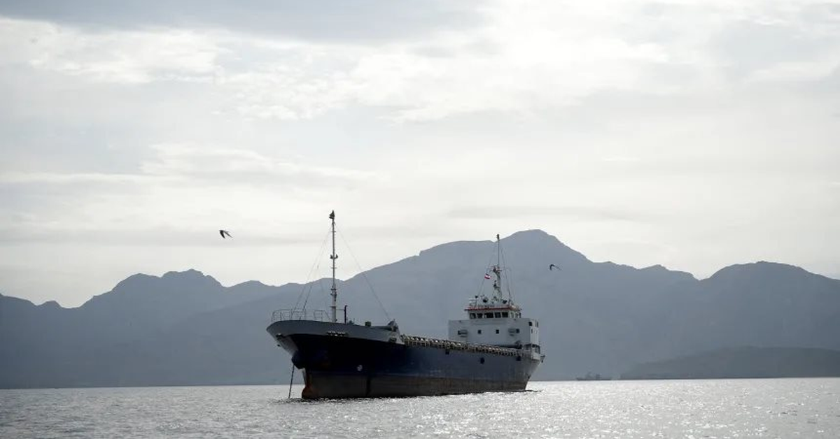 Vì sao ông Trump lại đe dọa đóng cửa eo biển Hormuz vốn đang bị Iran phong tỏa?