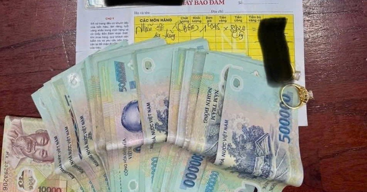 Phát hiện hơn 20 triệu đồng tiền mặt và 2 chiếc nhẫn vàng trên bãi biển