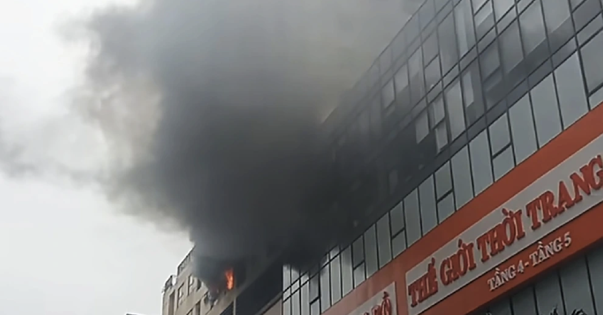 Cháy tại chung cư 24 tầng, nhiều người được giải cứu