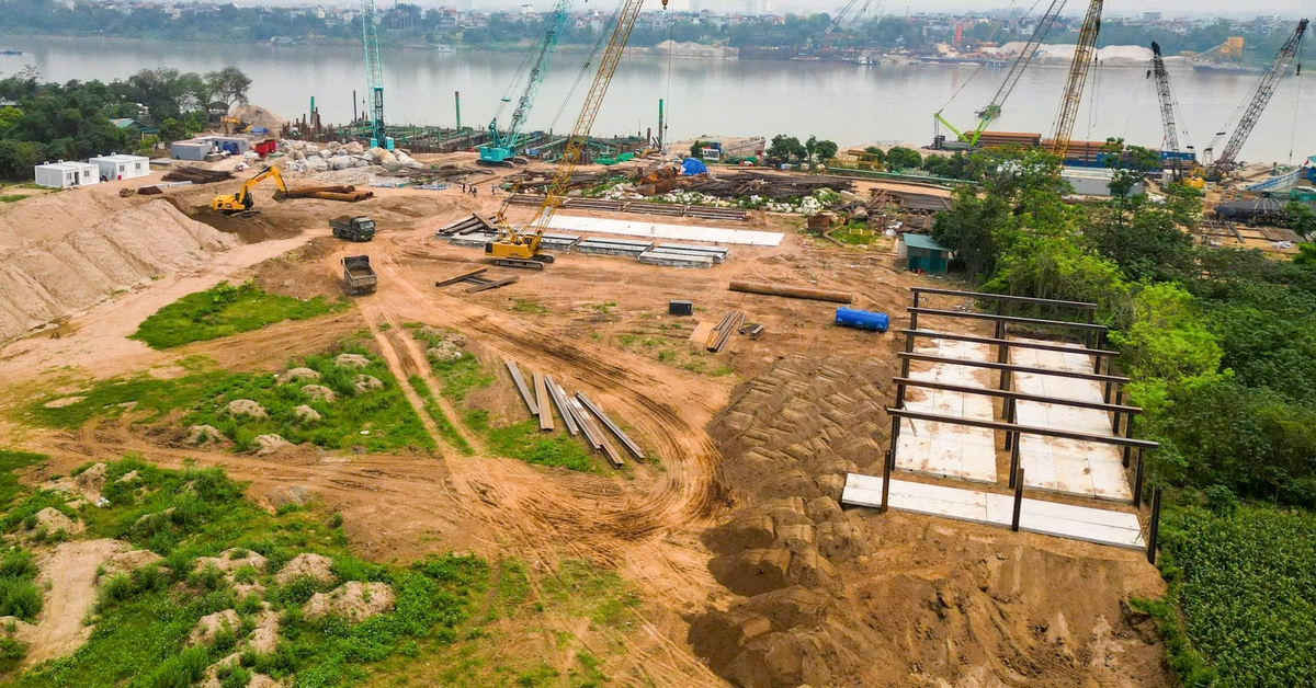 Đại công trường cầu Tứ Liên bắc qua sông Hồng sau gần 1 năm thi công