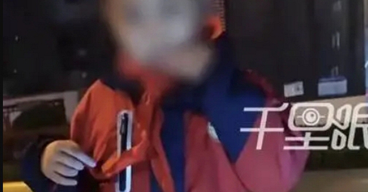 Cảnh tượng không tin nổi lúc nửa đêm tại cổng trường tiểu học khiến ai cũng rùng mình: Có 1 kiểu giáo dục thật đáng sợ!