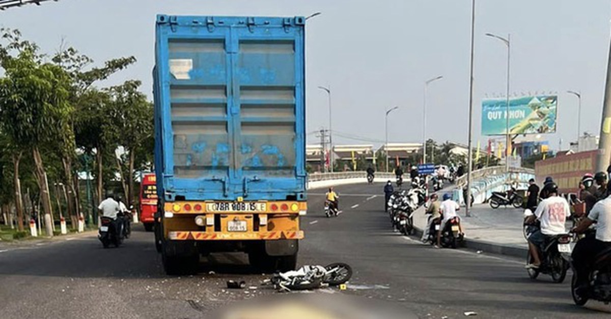 Clip: Tai nạn giữa xe máy và xe đầu kéo, nữ sinh ở Gia Lai tử vong tại chỗ