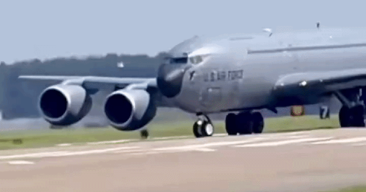 Trúng đòn tên lửa Iran, chi chít miếng vá, KC-135R vẫn 'gượng bay' về Anh: Điểm yếu quân sự Mỹ bị lộ?