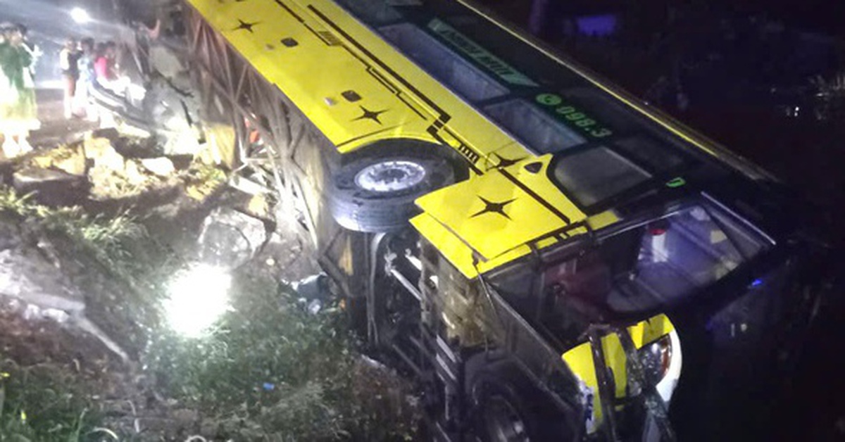 Xe khách lật trên Quốc lộ 14, nhiều người hoảng loạn