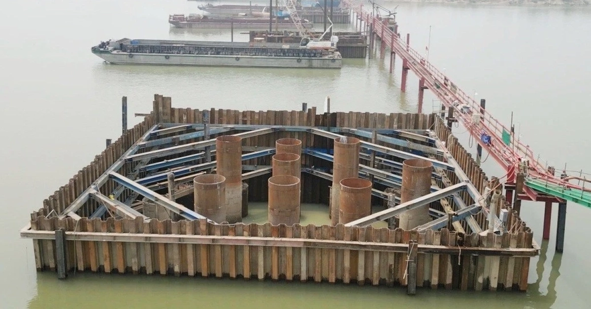 Cận cảnh cọc khoan nhồi cầu Hồng Hà dài 11 mét trên sông Hồng