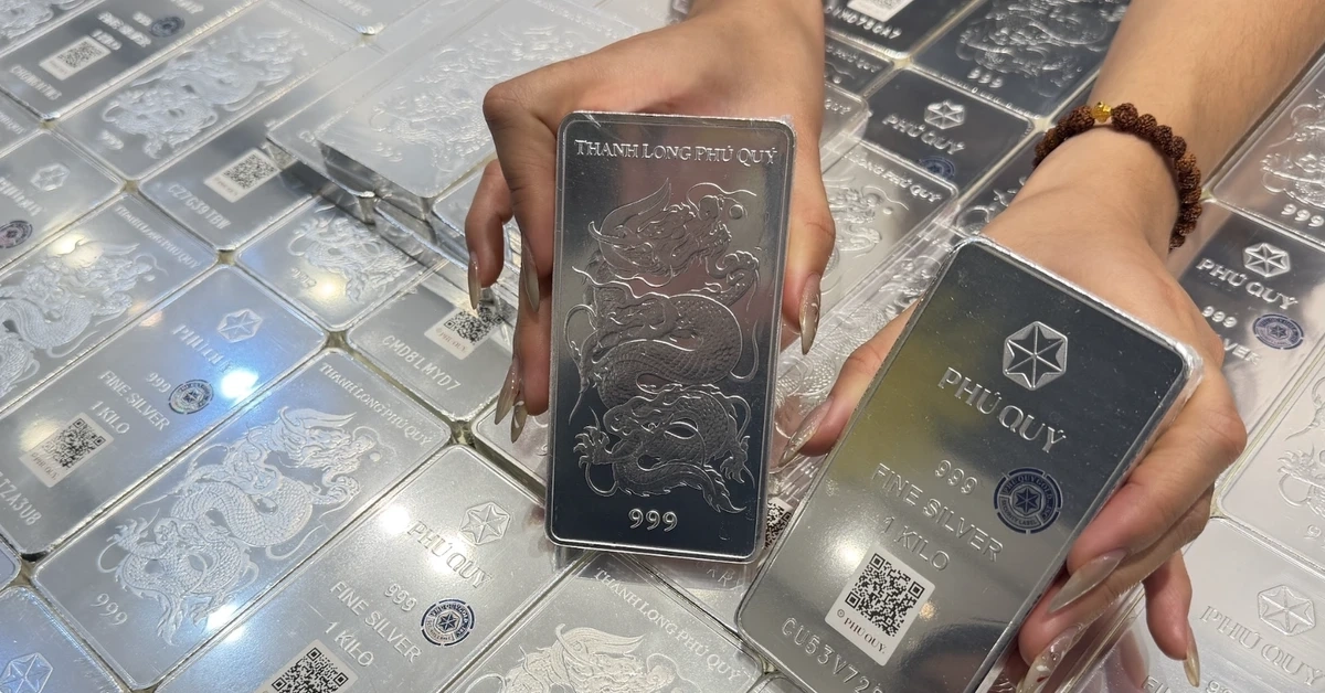 Giá bạc tăng mạnh hơn vàng