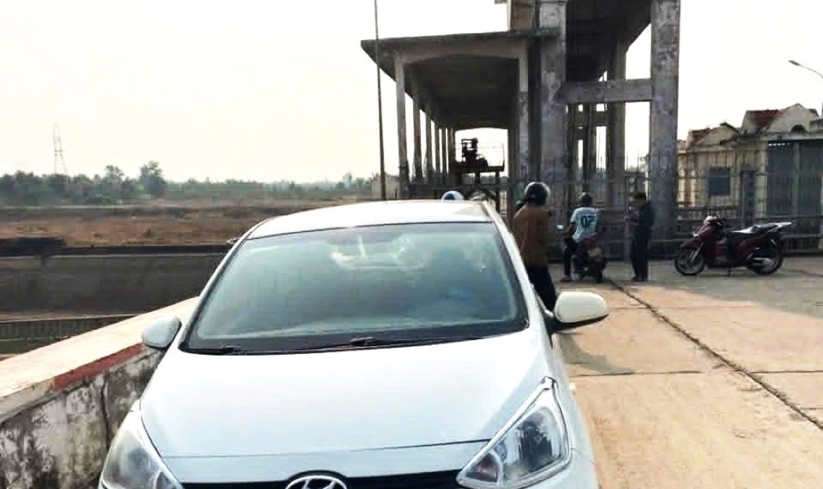 Bỏ ô tô trên bờ, người đàn ông nhảy xuống đập ở Đắk Lắk