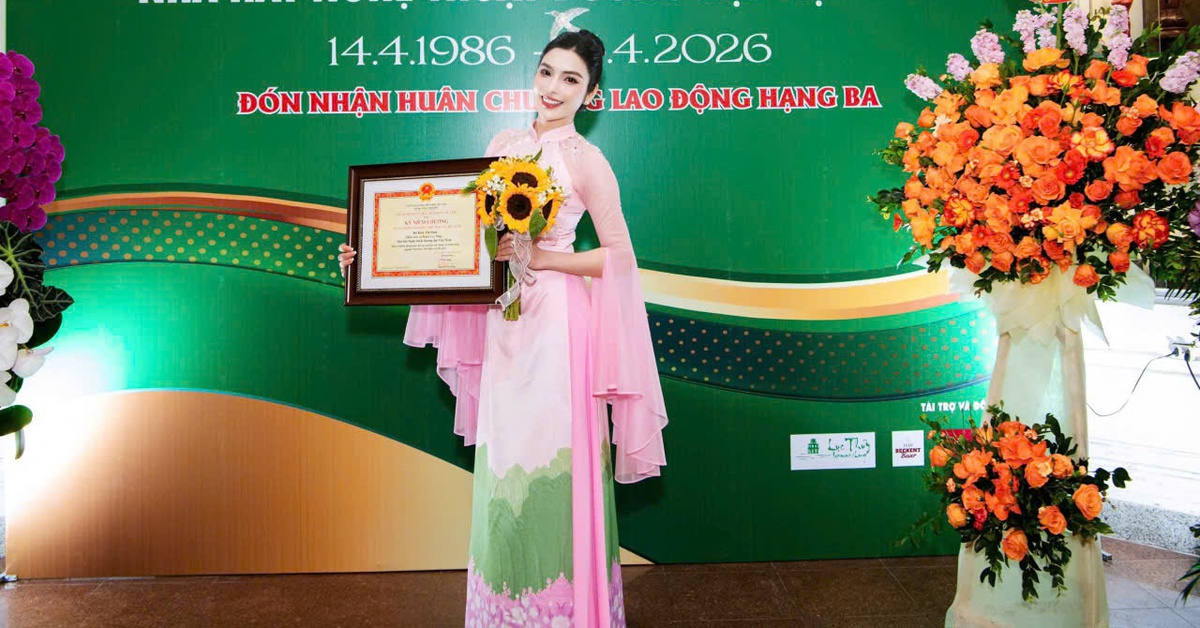 MC, ca sĩ Kim Huyền Sâm nhận kỷ niệm chương hơn 20 năm cống hiến nghệ thuật