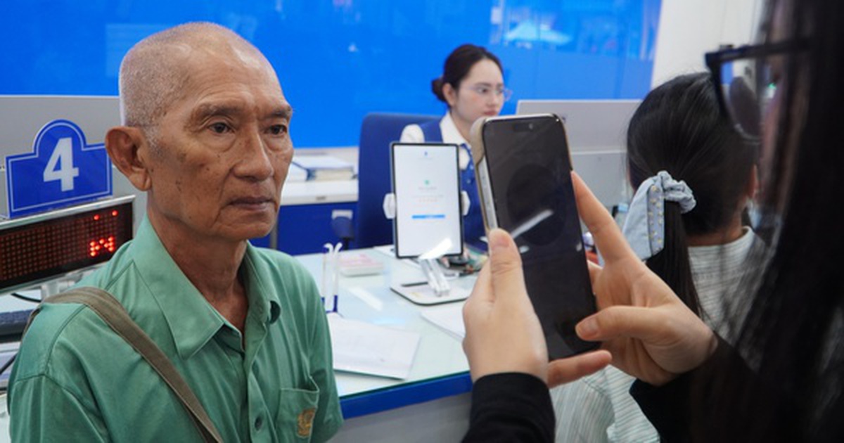 Lo bị khóa SIM điện thoại, người dân ùn ùn đi làm thủ tục xác thực thuê bao chính chủ