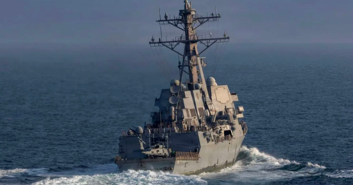 Đang âm thầm rời Iran, 2 tàu chở dầu bất ngờ bị tàu khu trục Mỹ chặn bắt, lập tức phải quay đầu