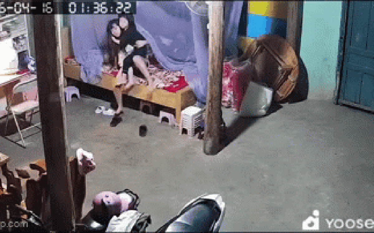 Mưa đá rơi thủng mái nhà, chị gái bế em chạy thoát lúc nửa đêm: Người mẹ lên tiếng
