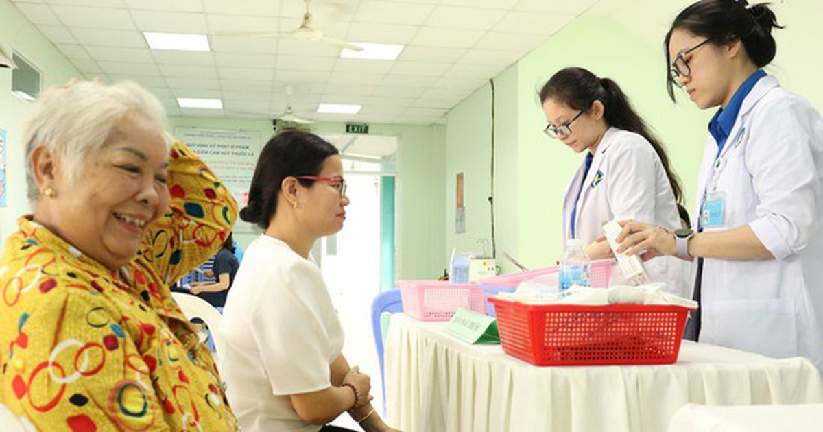 Người bệnh BHYT mua thuốc bên ngoài, bệnh viện bị trừ tiền