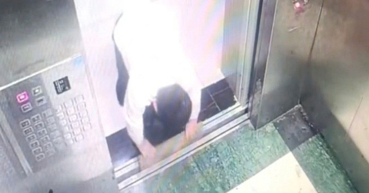 Cửa thang máy liên tục báo lỗi, trích xuất camera thấy cảnh tượng "bất ổn" của một cậu bé 10 tuổi