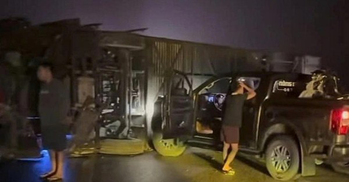 Xe khách lật trên cao tốc, 5 người bị thương